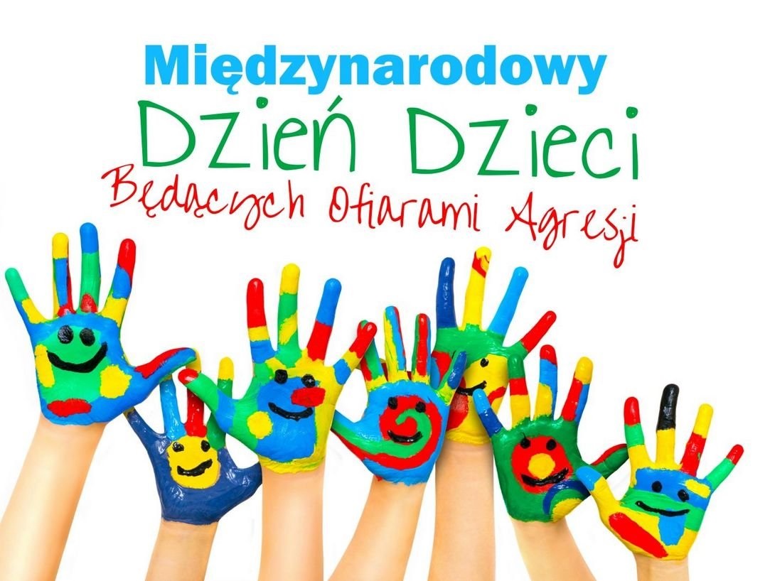 Kolorowe ręce na międzynarodowy dzień dzieci będących ofiarami agresji